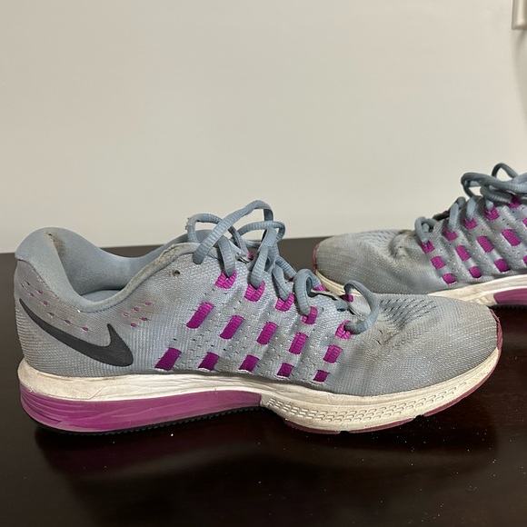 Gently used Nike sneakers - Picture 1 of 4